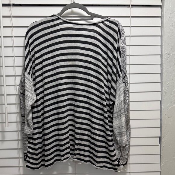 Cabi Women's 100% Silk front v-neck black & white top; Size: XL - Picture 2 of 5